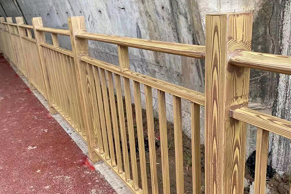 重慶長壽區(qū)外婆橋河邊鋼構(gòu)護欄木紋漆施工項目